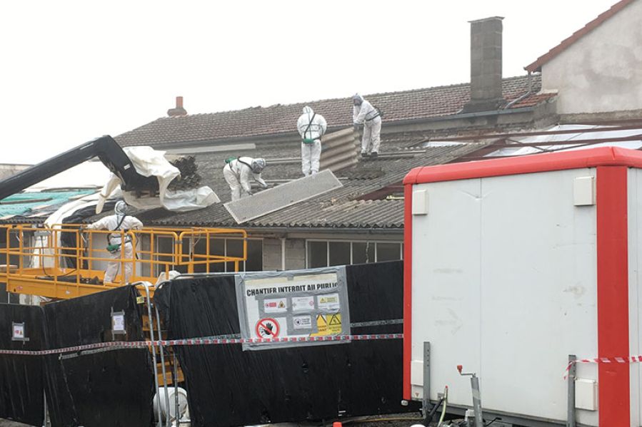 Protection du chantier avec panneau dd'interdiction à toute personne non équipée de protection indivuduelle